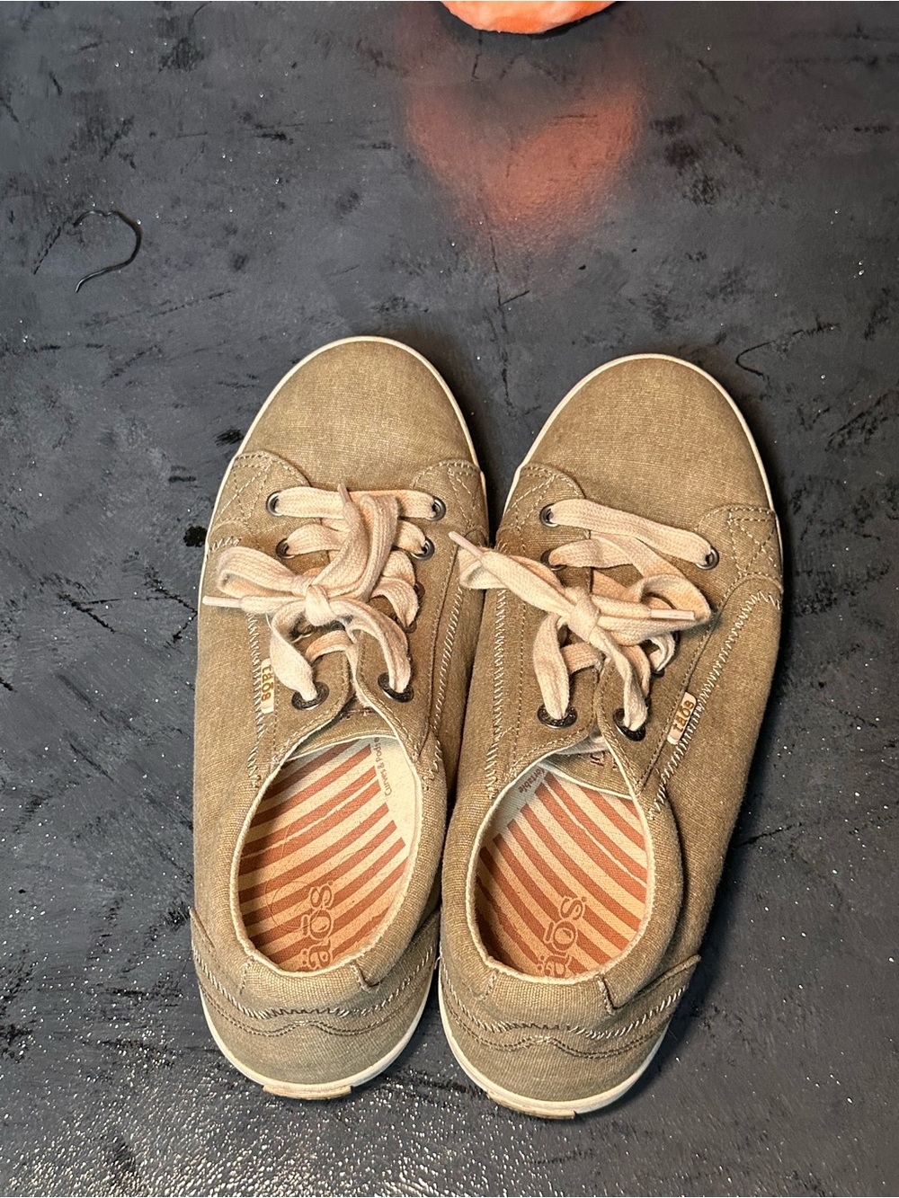 Taos Footwear Women's Tan Canvas Lace-Up Flats